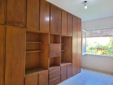 Monoambiente en Alberti 900 x escalera- San Cristobal