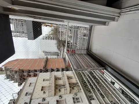 Amplio epartamento 1 Ambiente Al Frente con Balcón