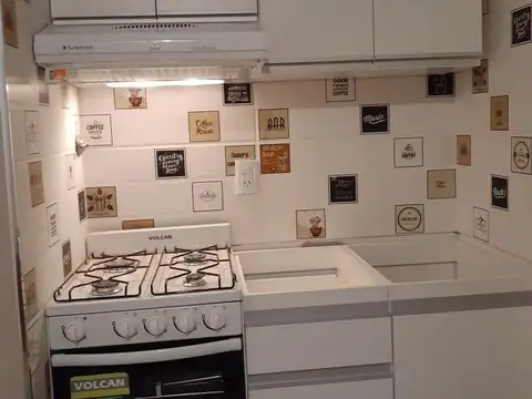 Luminoso y cómodo monoambiente al frente con balcón