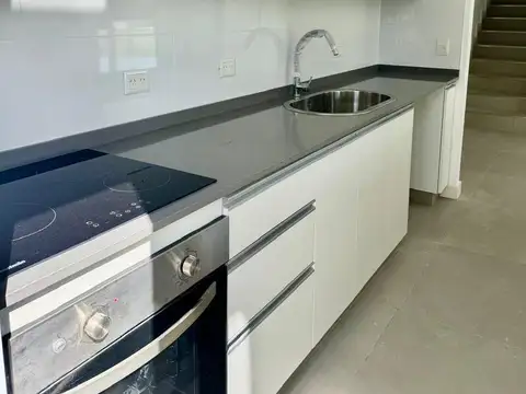 Casa en Alquiler con 6 cocheras