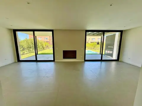 Casa en Alquiler con 2 cocheras