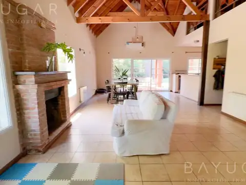 Casa en Venta con 2 cocheras