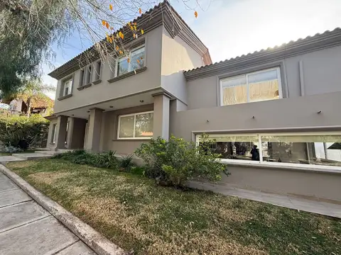 Venta casa categoría en b. dalvian, mendoza