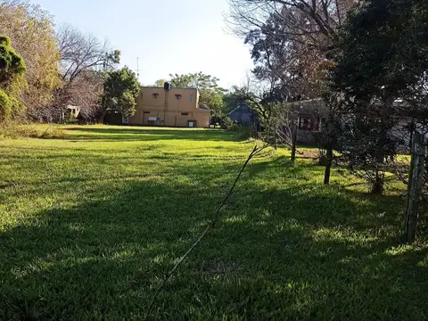 Se vende lote a metros del C.A. Franck. 