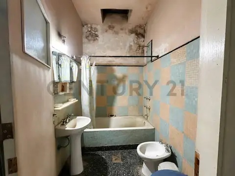 VENTA CASA CON LOCAL A REFACCIONAR