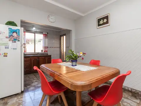 EXCELENTE CASA MULTIFAMILIAR DE 6AMB. + DPTO.2AMB.