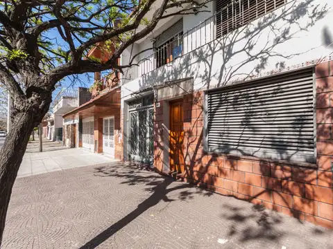 EXCELENTE CASA MULTIFAMILIAR DE 6AMB. + DPTO.2AMB.