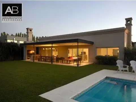 Casa en venta en barrio Bs As Village 