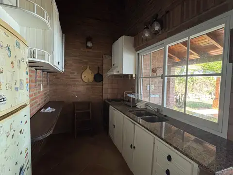 Casa 6 ambientes con 2 baños