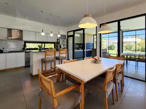 Casa en Venta en Barrio Santo Tomas Pilar Jardin Pileta 3 dorm   Escritorio o dorm en PB