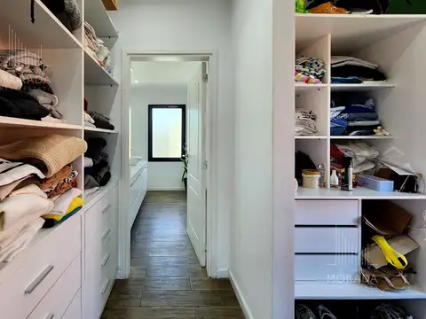 Casa en Venta en Barrio Santo Tomas Pilar Jardin Pileta 3 dorm   Escritorio o dorm en PB