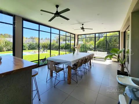 Casa en Venta con 3 cocheras