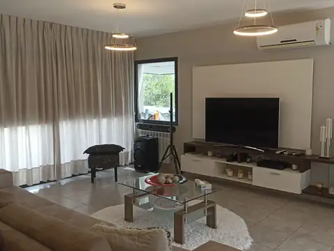 Casa 6 ambientes con 2 baños