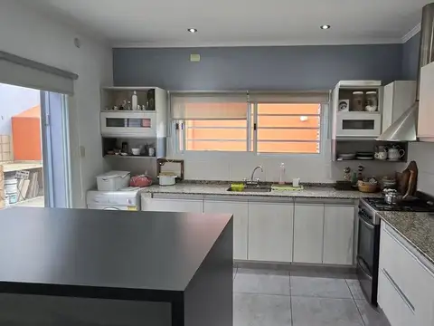 Casa 5 ambientes con 2 baños
