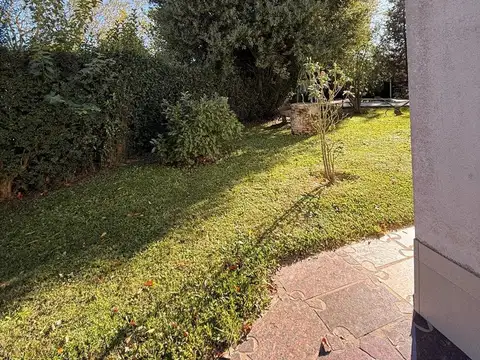 HERMOSA QUINTA DE 4 AMBIENTES SOBRE LOTE PARQUIZADO DE 1200MTS2