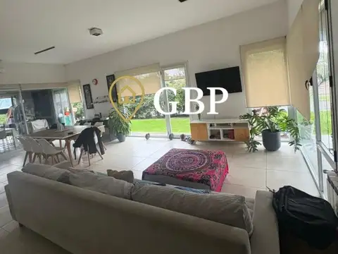 Casa 4 ambientes con 3 baños