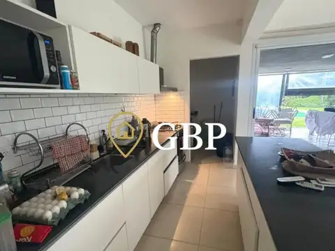 Casa en Alquiler con 2 cocheras