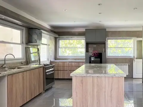 Casa 6 ambientes con 5 baños