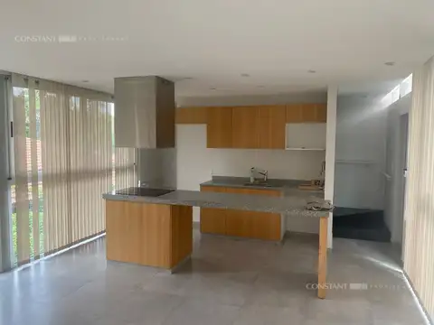 Triplex en alquiler con cochera en City Bell