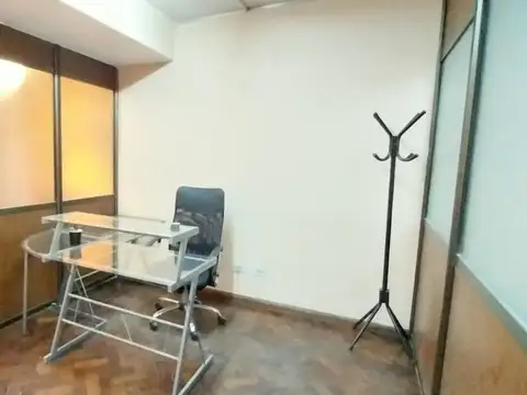 OFICINA 42mts CON MUEBLES, BAÑO Y KITCHENETTE