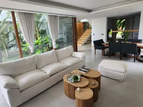 Casa 9 ambientes con 7 baños