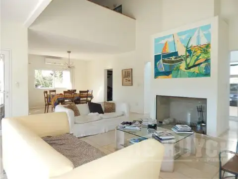 Casa 5 ambientes con 4 baños