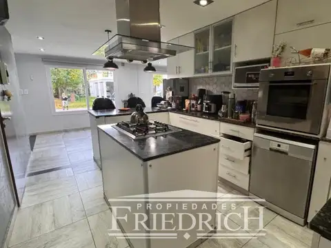 Casa en Venta con 6 cocheras