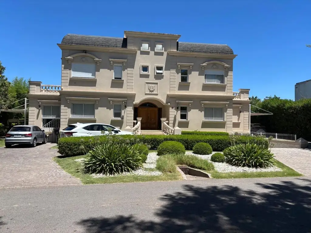 Casa en Venta - 6 dormitorios - USD 1.500.000