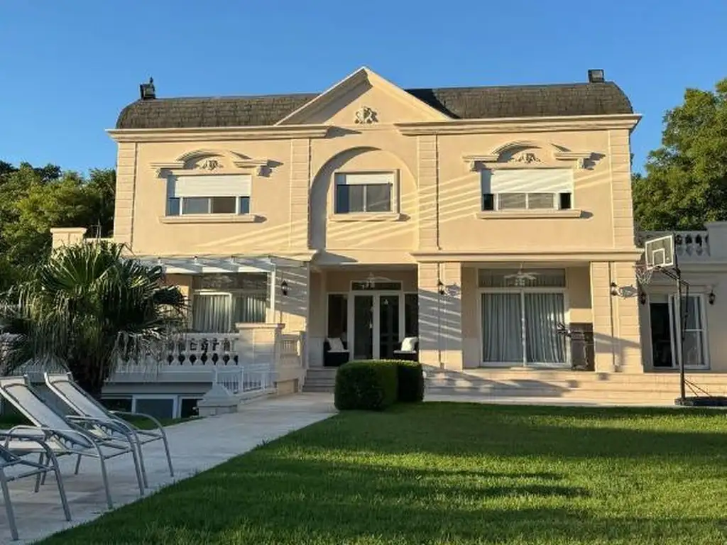 Casa - 510  m² Cubierta | 6 dormitorios | 20 años | 6 baños | 7 ambientes | 6 cocheras