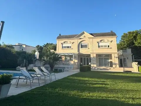 Casa en Venta en Abril Club De Campo, USD 1.300.000