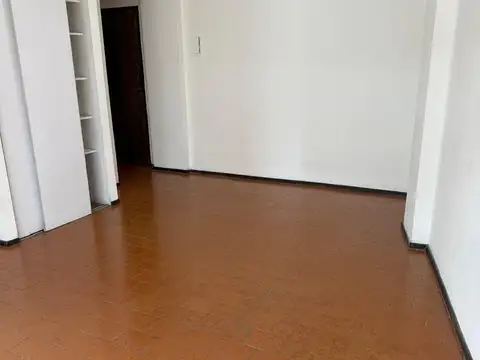 monoambiente amplio con cocina separada, balcon y dos placares