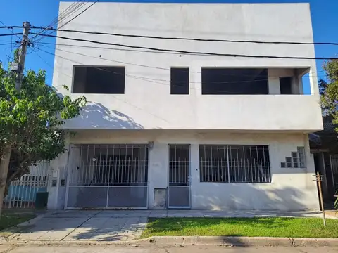 CASA DE DOS PISOS CON GRAN TERRAZA