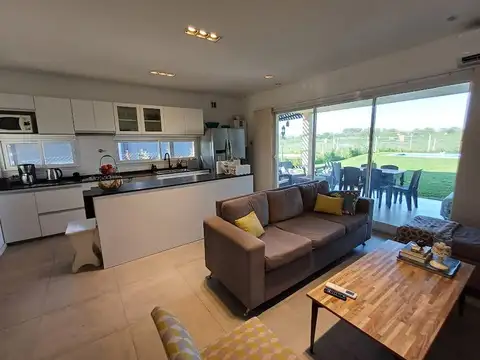 Casa en Alquiler con 2 cocheras