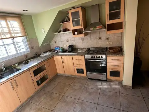 VENTA DE CASA 4 AMBIENTES MORON