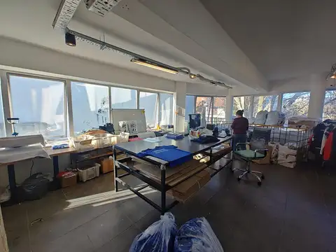 Oficina 10 ambientes con 6 baños
