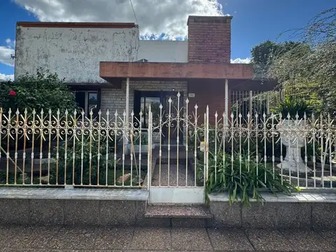 CASA EN VENTA EN LINCOLN CON PILETA