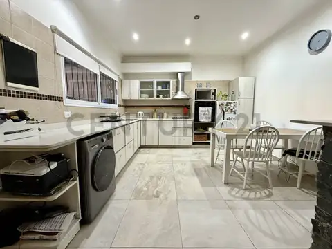 Venta PH 5 ambientes + Consultorio independiente con renta, Castelar