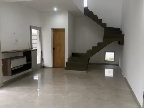 Casa 5 ambientes con 2 baños