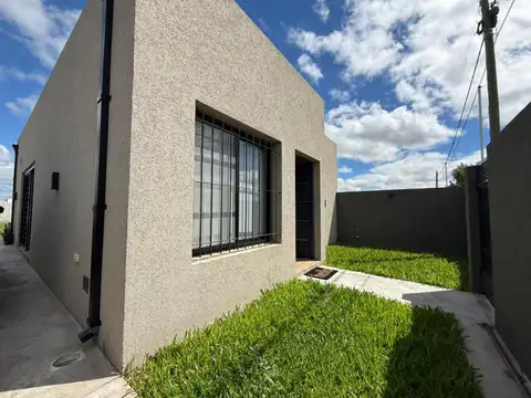 Casa 4 ambientes con 2 baños