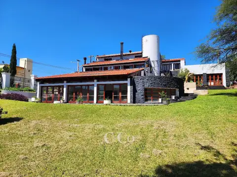 Casa 11 ambientes con 4 baños