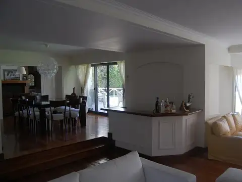 Casa en Alquiler con 2 cocheras