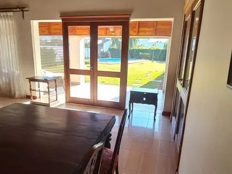 Casa 6 ambientes con 2 baños
