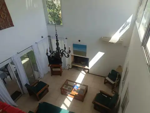Casa en Alquiler con 2 cocheras