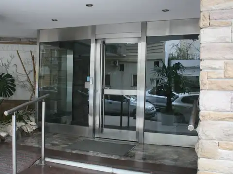 Excelente depto 4 amb frente con depcias/servicio 3 baños  calef. p/cald.indiv. cochera. muy buena construccion.