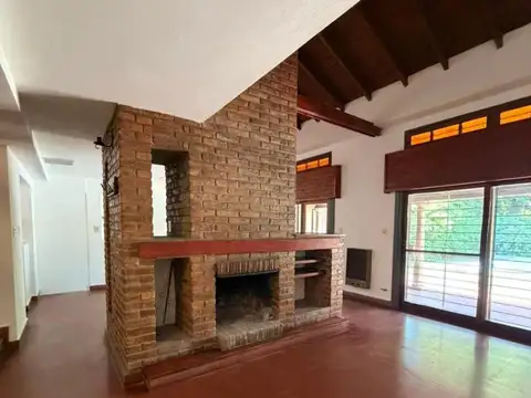 Casa en Alquiler con 2 cocheras