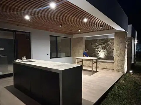 Casa en venta - 2 Dormitorios 2 Baños - 716mts2 - Cañuelas