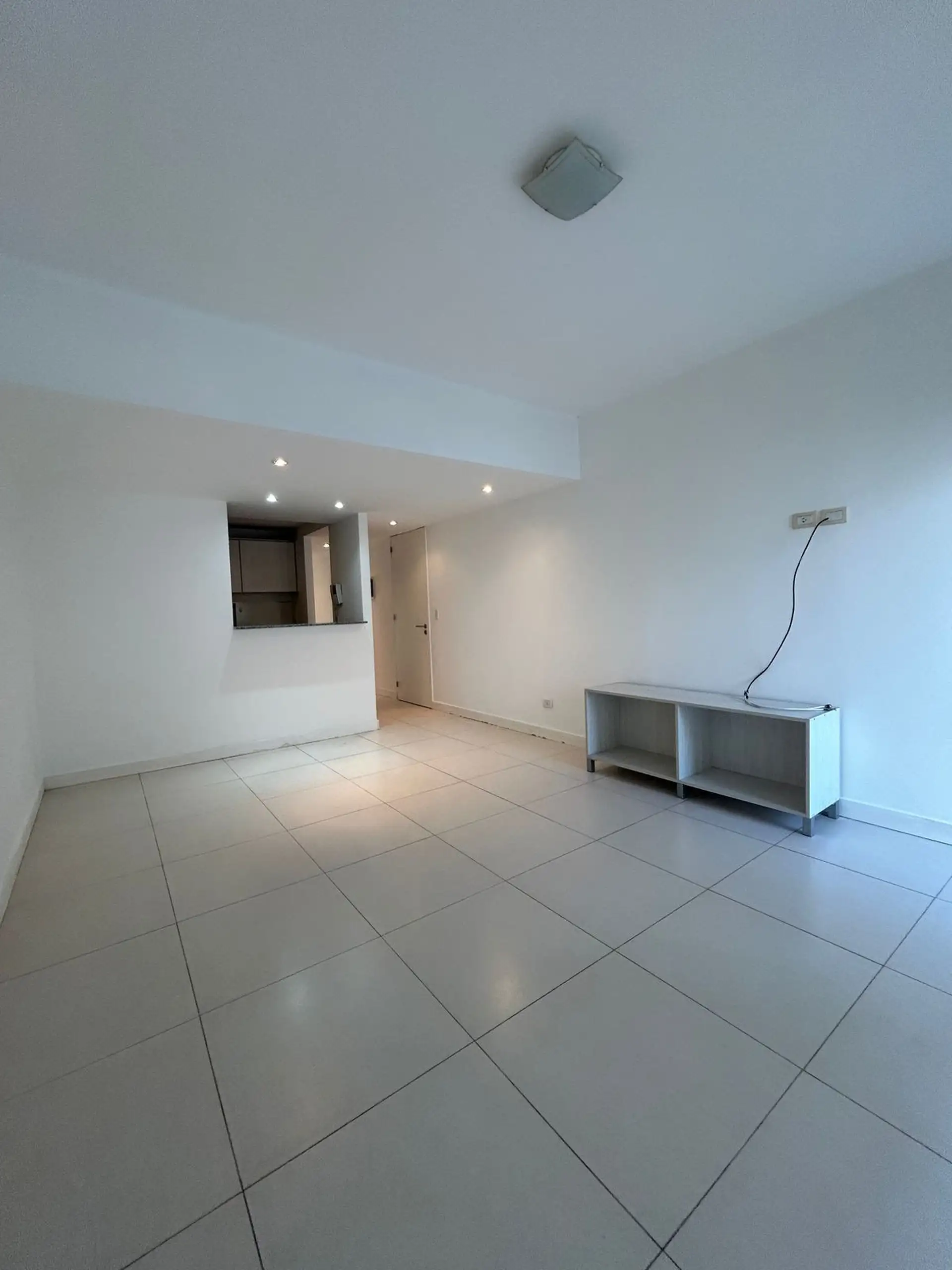 Alquilo semi piso de dos ambientes sin muebles con cochera