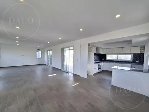 Casa 5 ambientes con Pileta en Venta Area 8 San Sebastian