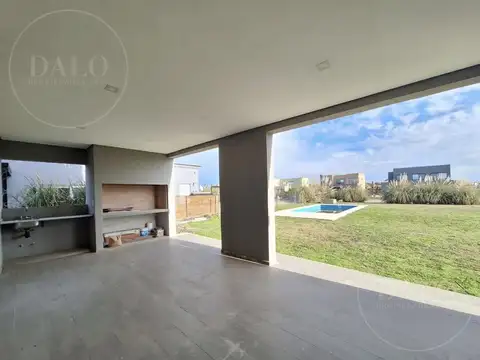 Casa 4 ambientes con 3 baños