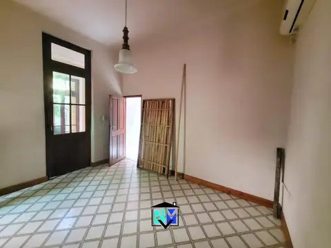 Casa y locales en venta zona comercial